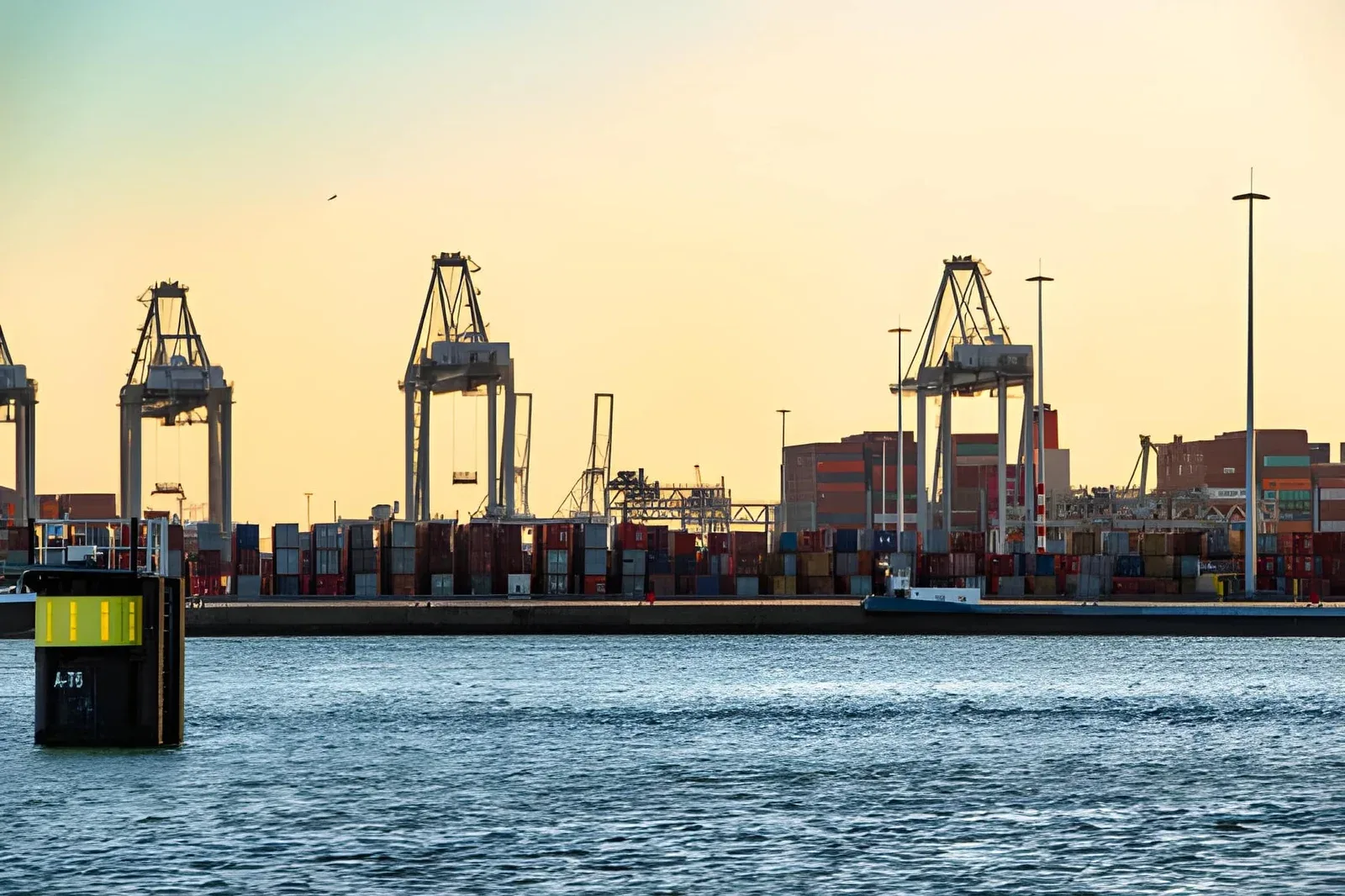 containerkranen op de kade