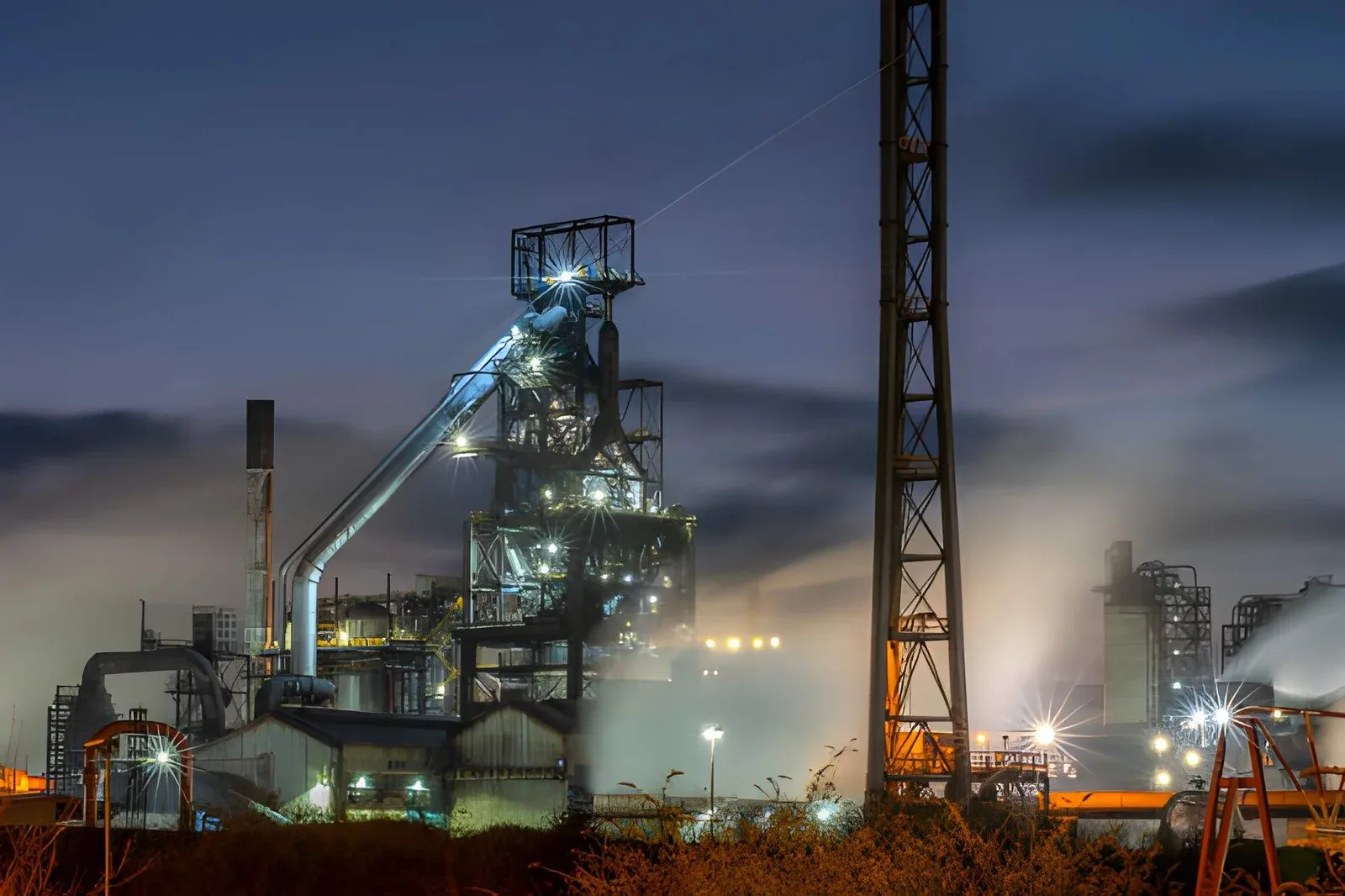 hoogoven van een staalfabriek bij avond