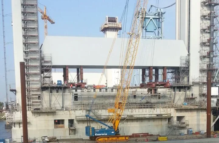 The Botlekbrug under construction, with the lift bridge piers
