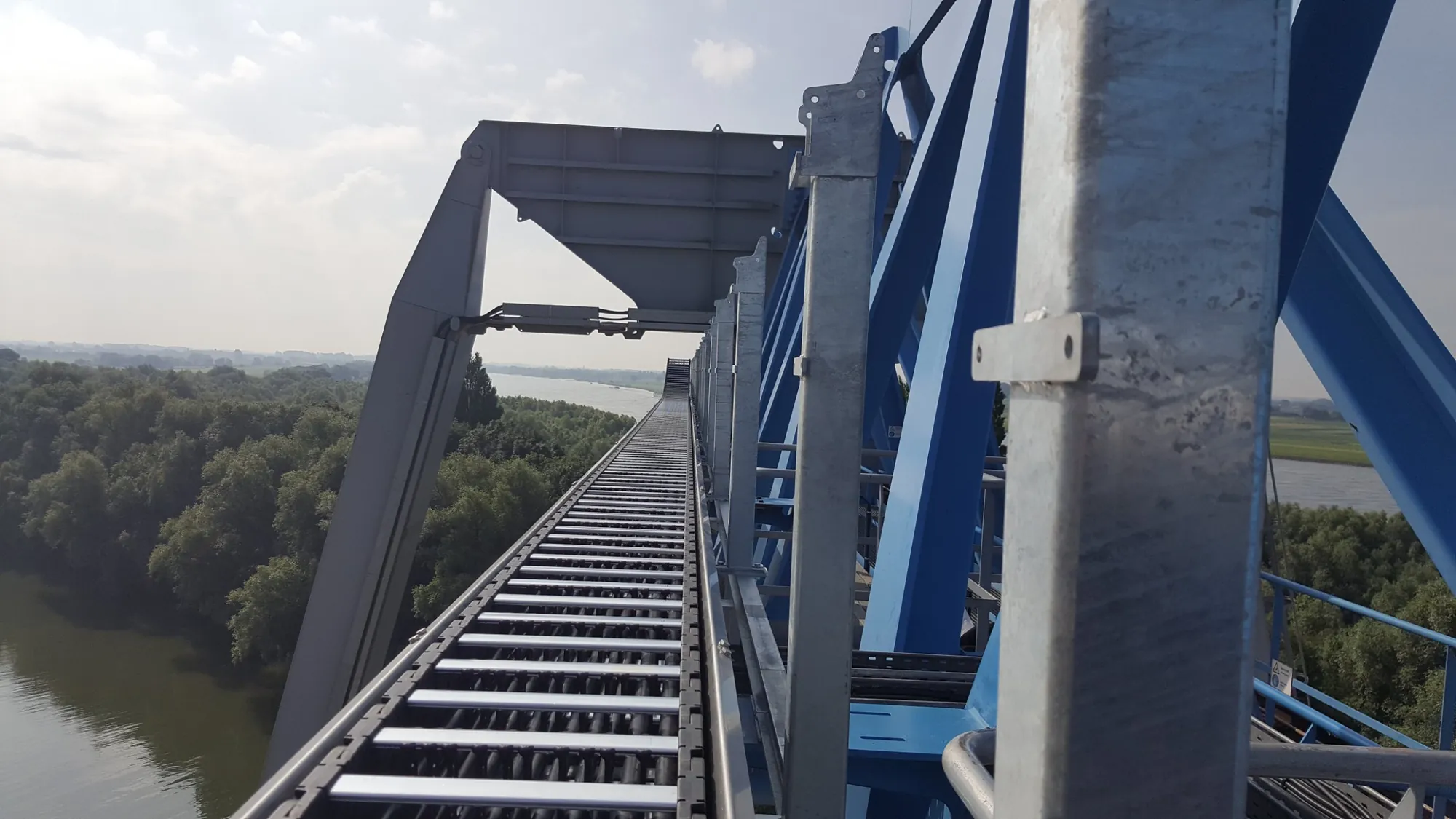 Kabelrups in de geleidegoot over de lengte van de containerkraan, boven de Rijn