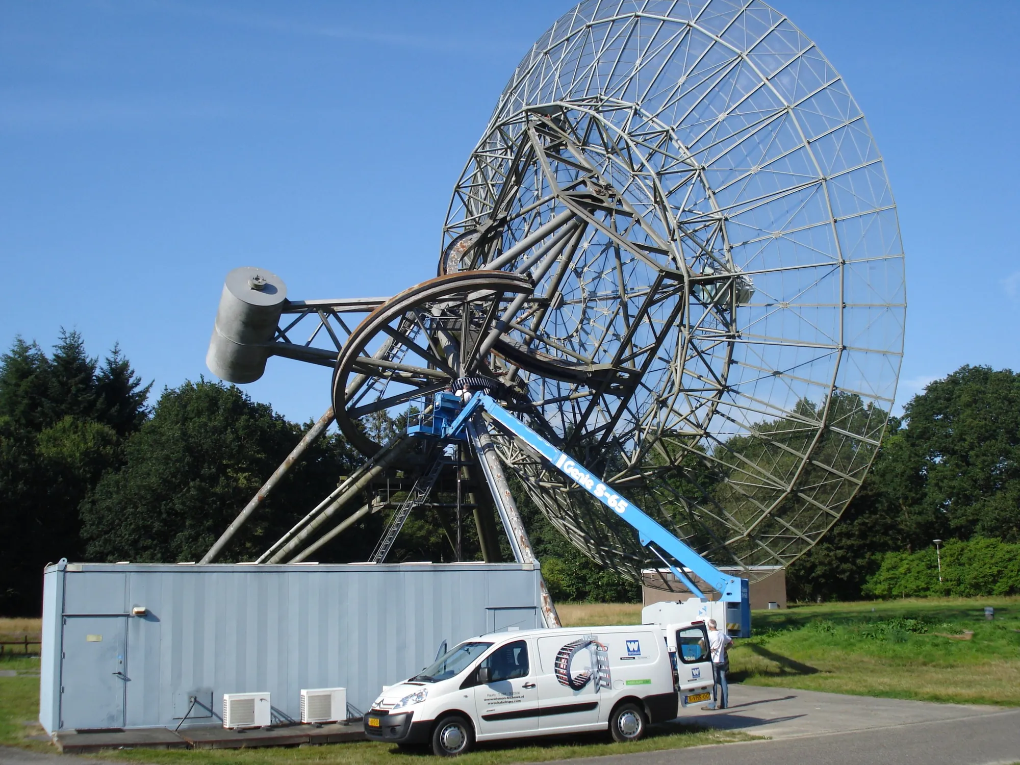 Telescopic antenna with aerial work platform and the Wisman Techniek van