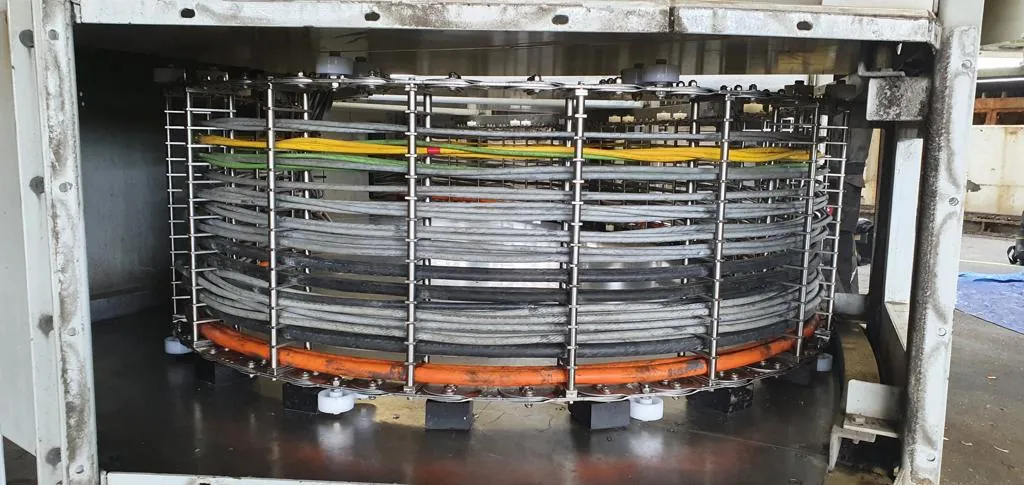 Circular carrier with cables and hoses under the swing bridge