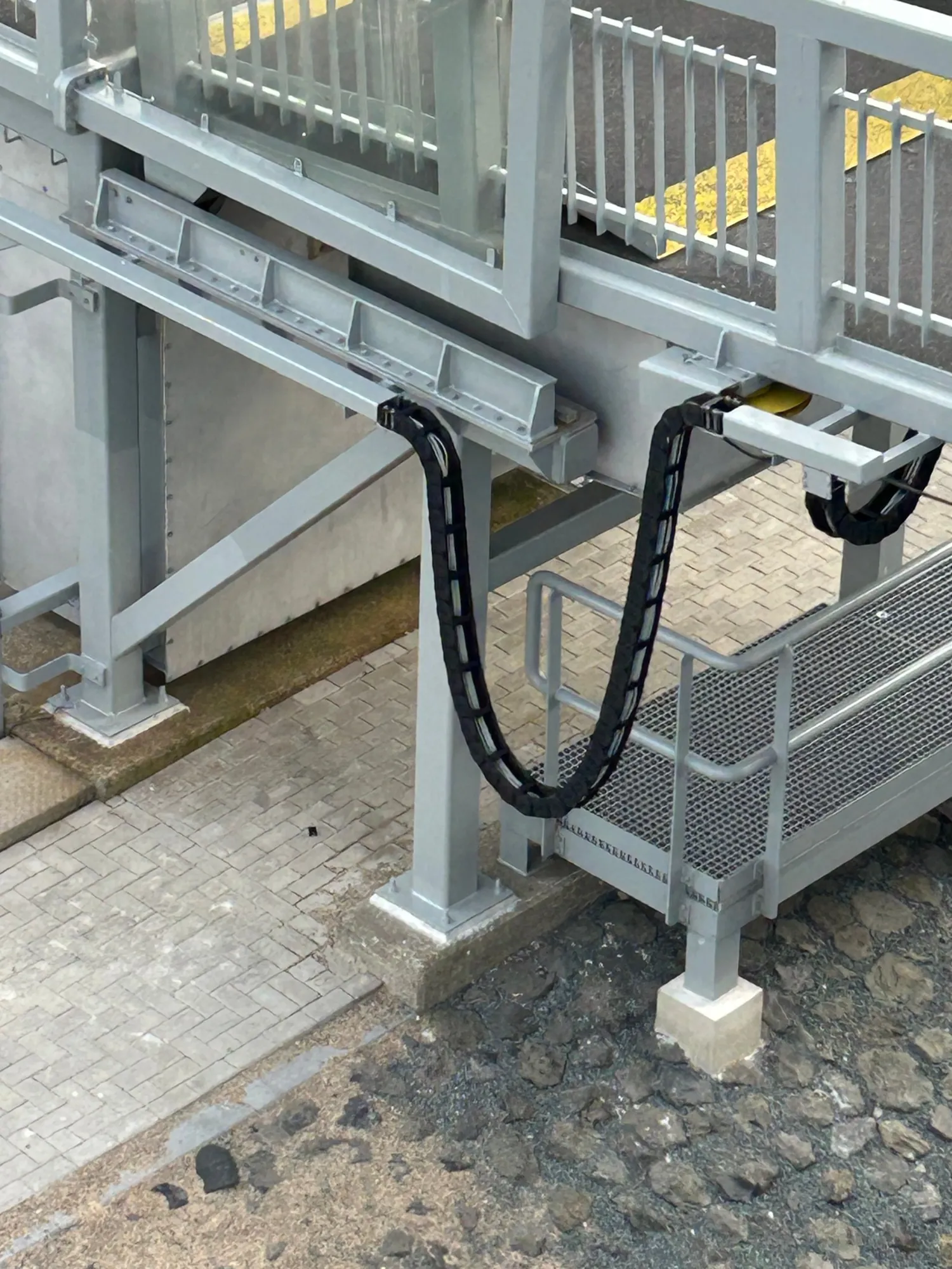 Energiekette unter der beweglichen Gangway im Fährhafen