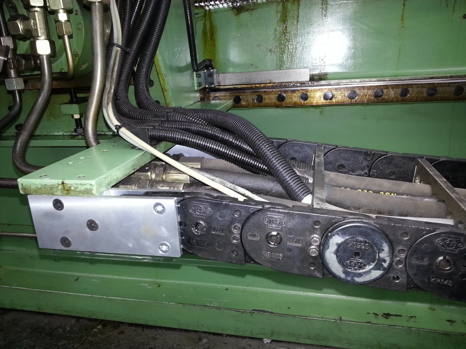 Cable carrier with hydraulic hoses on a Tebunus tube bending machine