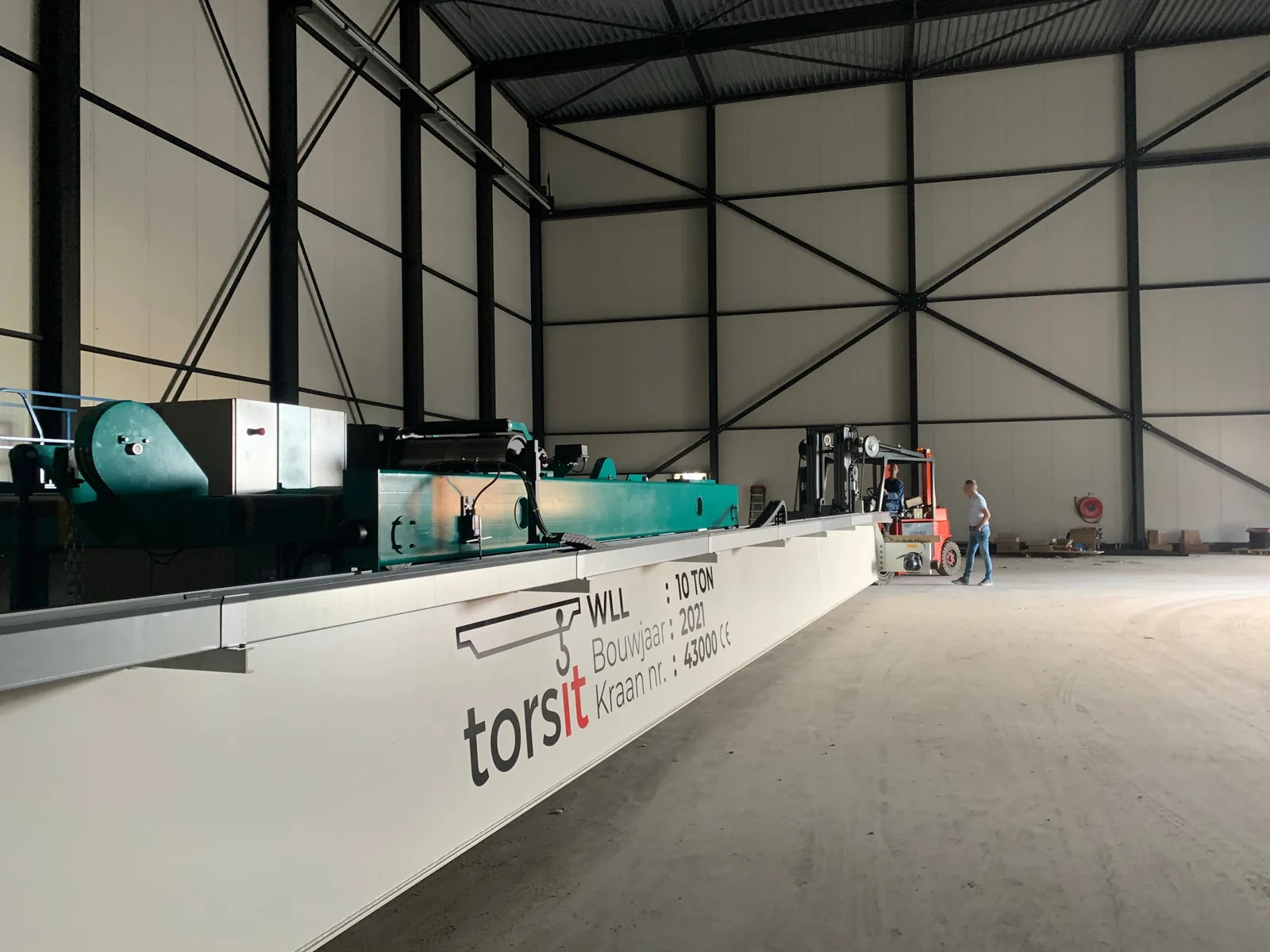 Torsit overhead crane with the cable carrier in the channel on the main girder