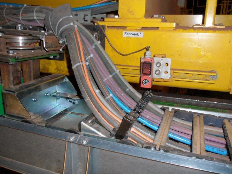 Cable carrier with rollers at the connection to a Wienerberger transfer car