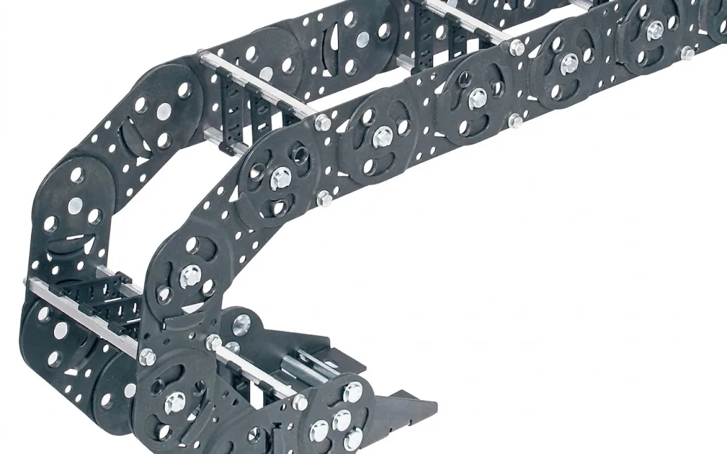 Dunkelgraue, flexible Energieführungskette mit Metallquerverbindungen, im Bogen gebogen