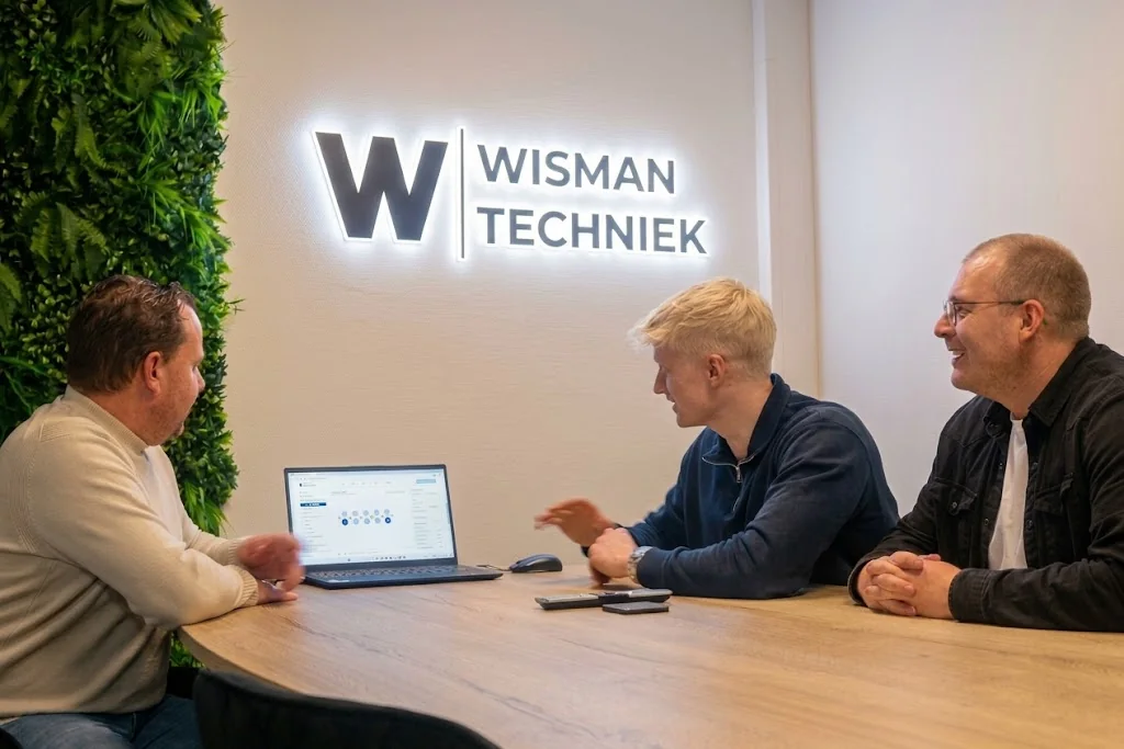 Team von Wisman Techniek bei einer Besprechung am Tisch in Ruurlo